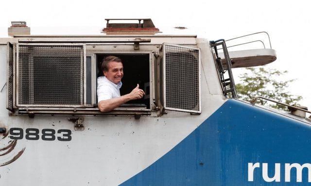 Jair Bolsonaro participou da inauguração de trecho da ferrovia em São Simão (GO). Foto: Alan Santos/PR