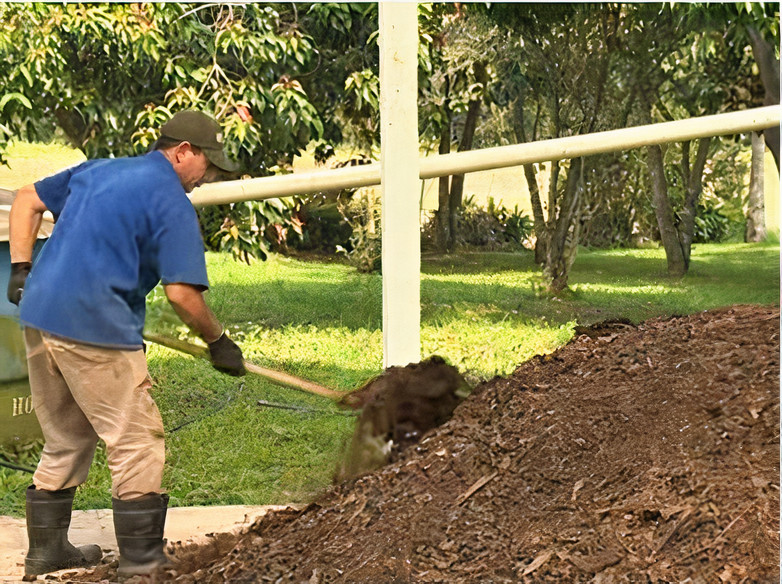 Figura 1 – Aeração manual da compostagem. Fonte: Epagri, 2020