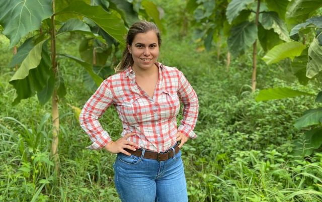 Ana Clara Gatto -Produtora realiza três safras por ano com uso de pivôs Ana Clara Gatto -Produtora realiza três safras por ano com uso de pivôs