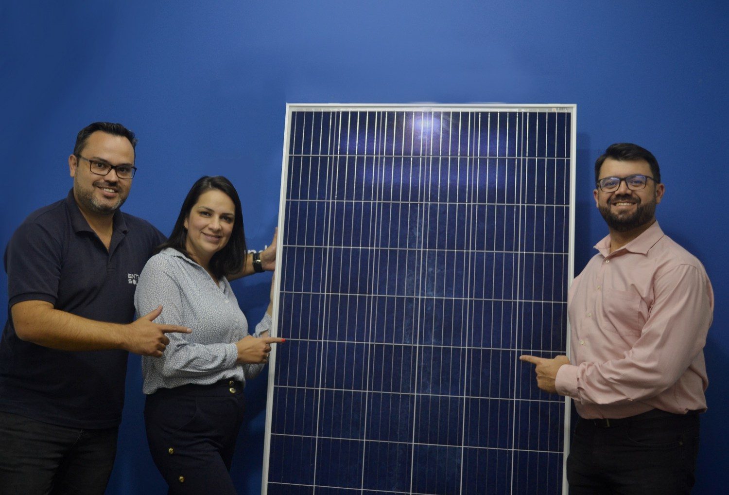 Sócios da Entec Solar: empresa iniciou no segmento rural com sistemas híbridos de painéis solares unidos a geradores a diesel.