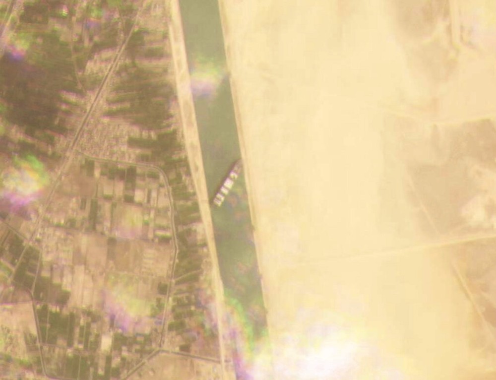 Imagem aérea mostra cargueiro encalhado no Canal de Suez, em 23 de março de 2021 — Foto: Planet Labs Inc./AP