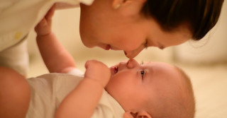 mae fazendo carinho em bebe deitado