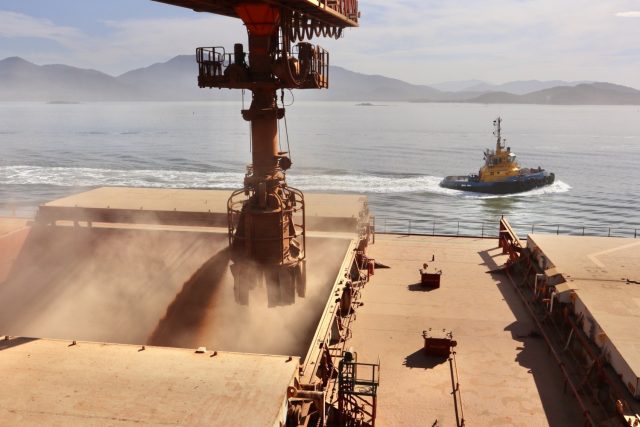soja sendo carregado no porto em navio soja sendo carregado no porto em navio exportacao