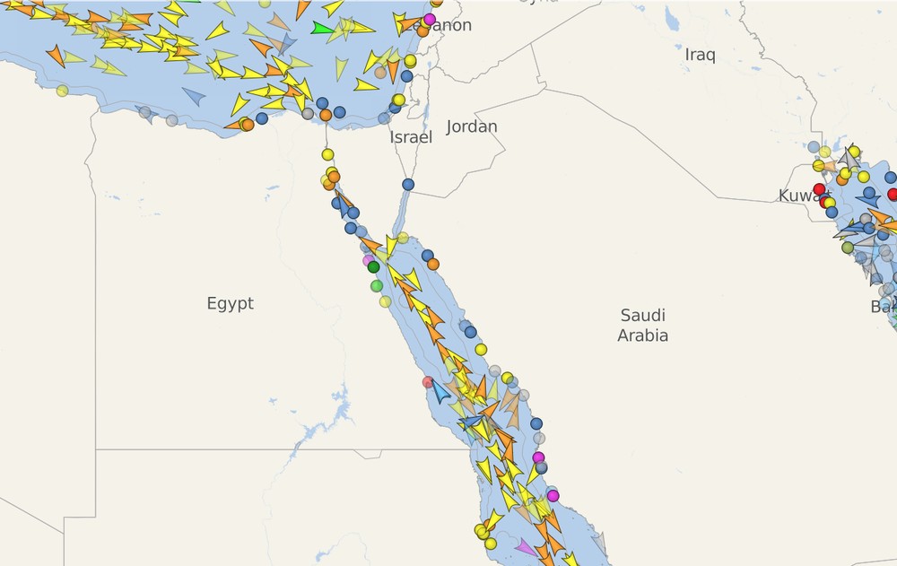 Imagem do site Vesselfinder mostra trânsito no Canal de Suez na quarta-feira (24) — Foto: Reprodução/Vesselfinder.com