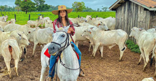Aliny Lacerda - no curral com a vacada