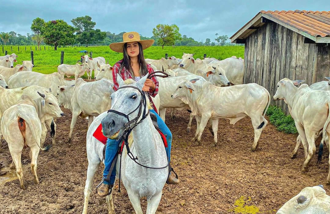 Aliny Lacerda - no curral com a vacada