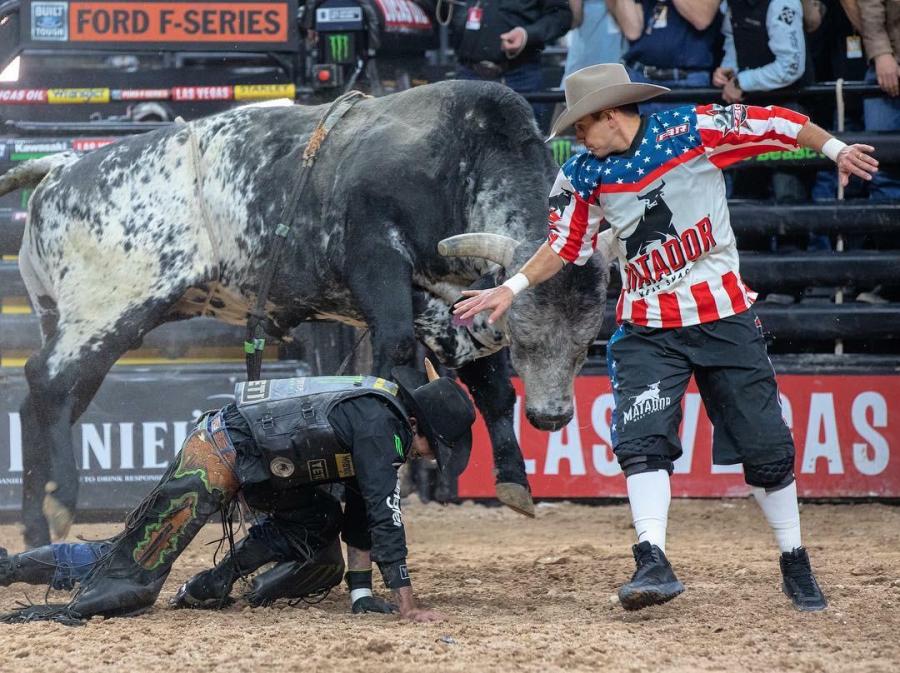 Peão é pisoteado e leva chifrada de touro em Rodeio de Barretos