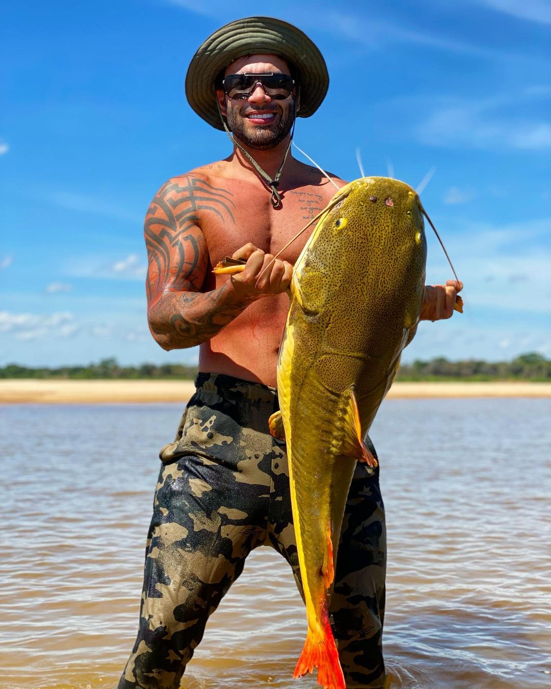 Gusttavo Lima pesca pirarara de 30kg 2