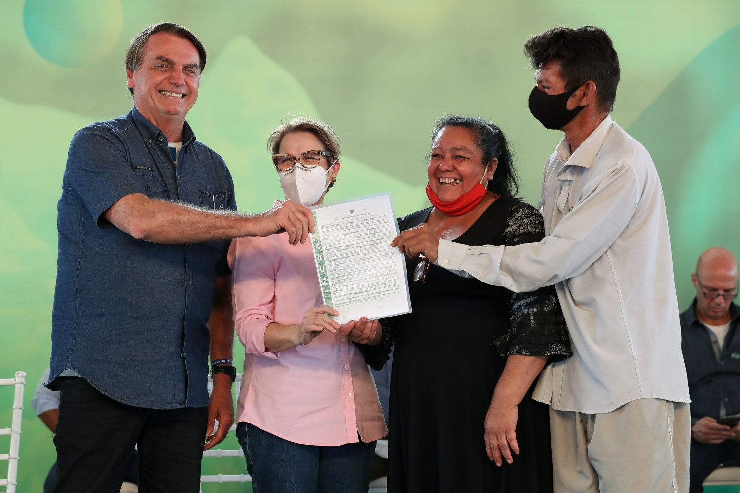 Presidente da República Jair Bolsonaro, durante entrega de título de propriedade rural à senhora Cristina de jesus Aguilar Alves e o senhor Gilson Marcio de Siqueira