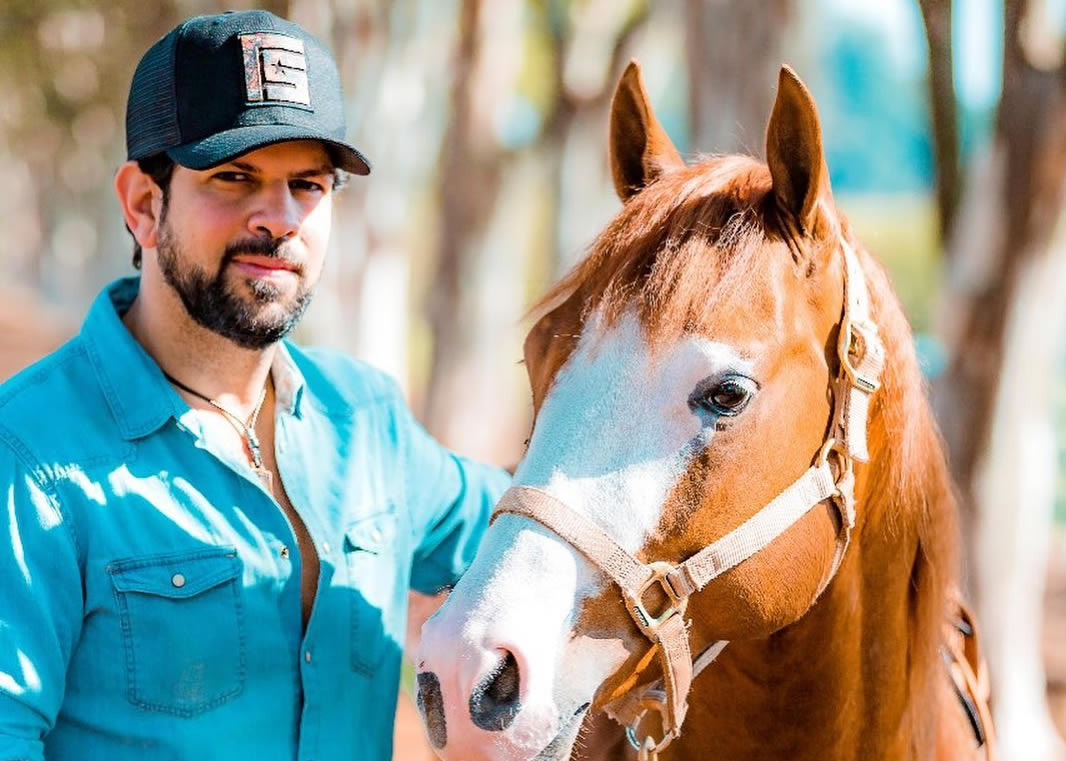 sertanejo na veia. — Sabe por que os touros e cavalos de rodeio são tão