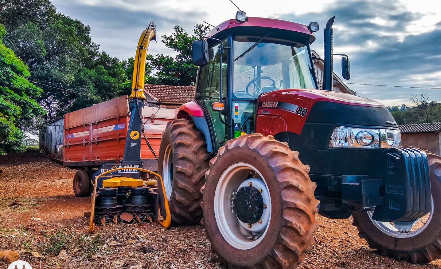 trator case com forrageira e carreta pronta para o trabalho com silagem milho sorgo