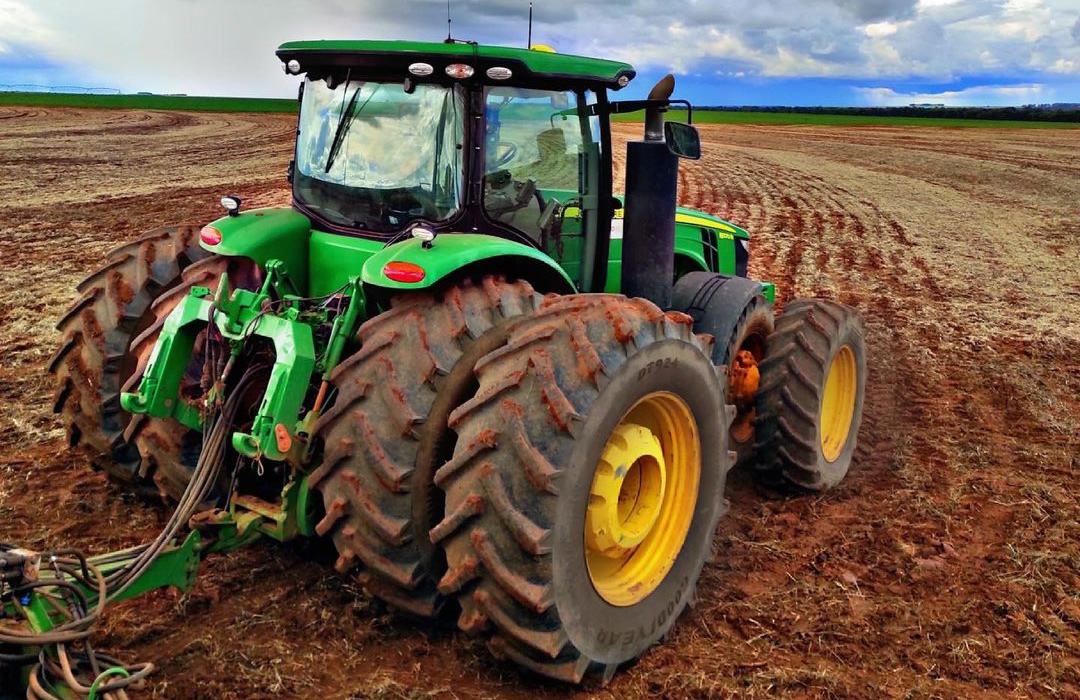 trator grande para agro brasileiro