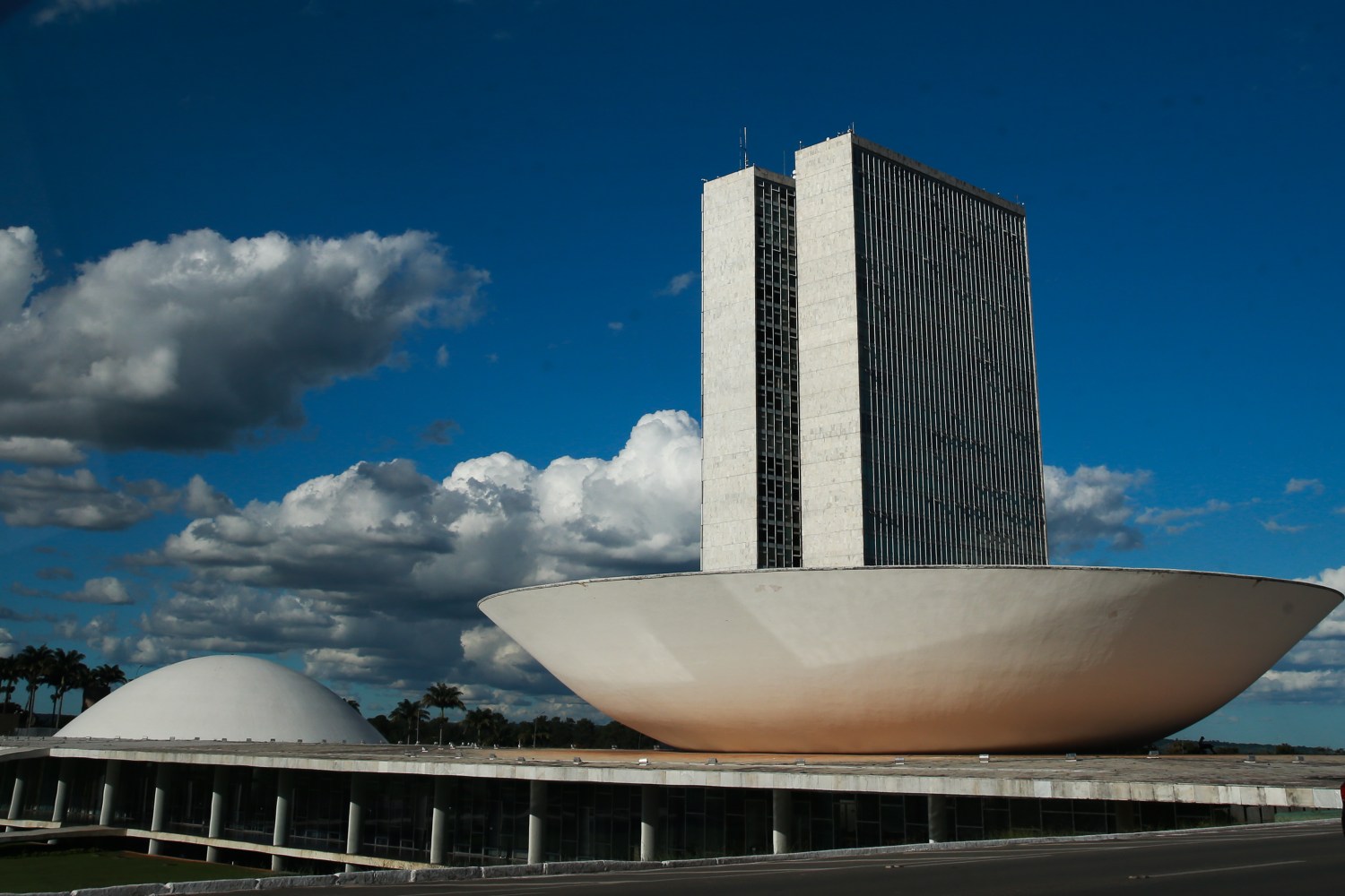 A cúpula maior, voltada para cima, abriga o Plenário da Câmara dos Deputados