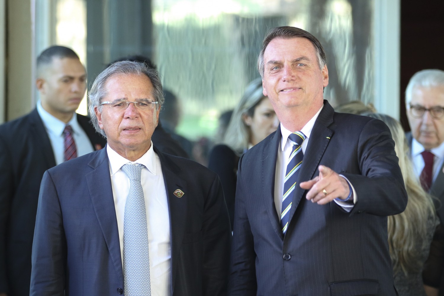 O presidente Jair Bolsonaro fala à imprensa após reunião com o ministro da Economia, Paulo Guedes, no ministério