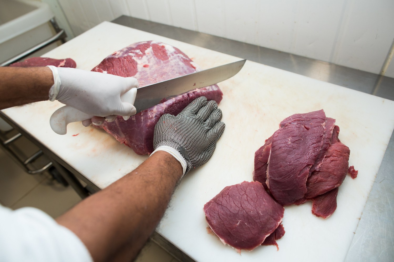 Boas práticas no manuseio de alimentos. Corte de carne. Faca. Luva 1