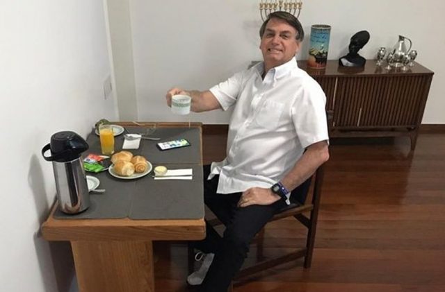 Bolsonaro tomando seu cafe