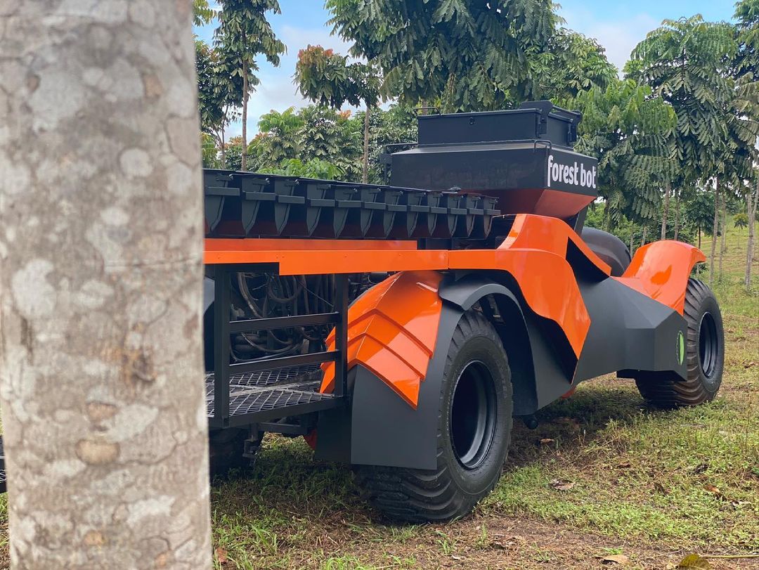 Brasileiro desenvolve uma máquina de plantar floresta