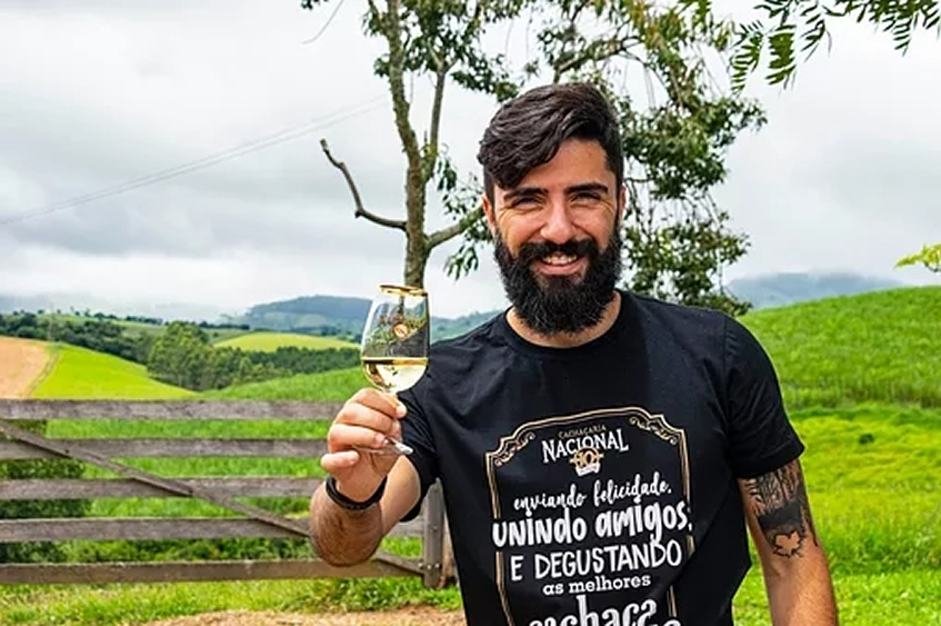 Com reconhecimento da profissão de sommelier de cachaça e crescimento do número de produtores, bebida ganha fôlego no Brasil