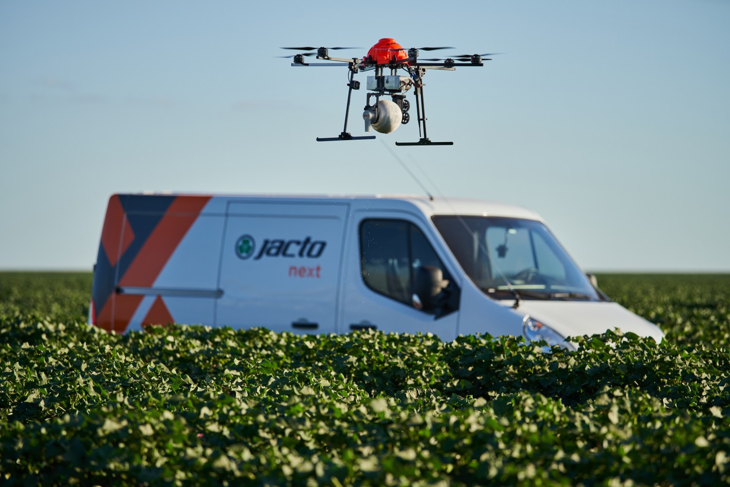 Drone - NEXT 6 - Koppert e Jacto anunciam parceria para liberação de biodenfesivos macrobiológicos via drones em grãos e fibras