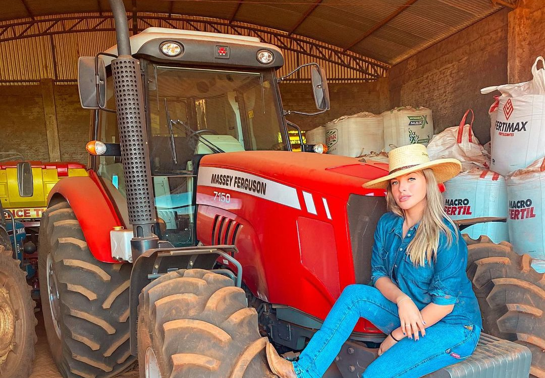 mulheres operando maquinas agricolas
