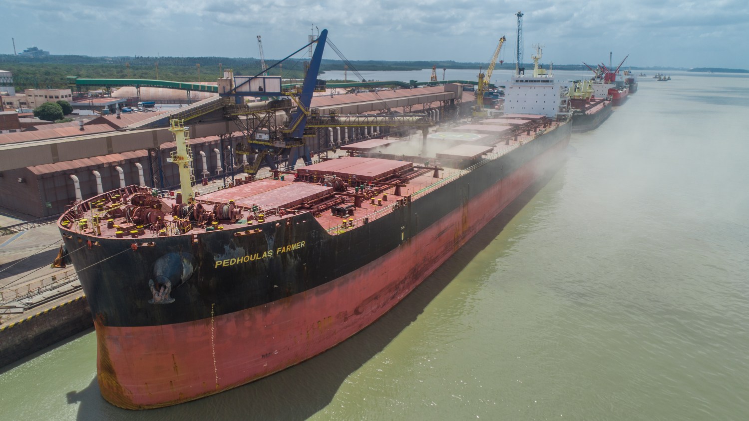 navio carregando graos no porto do itaqui