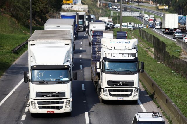 Caminhoneiros protestam na rodovia Régia Bittencourt na altura da cidade de Embu das Artes, no Estado de São Paulo