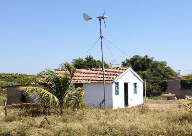 Mini-turbina-eolica-com-preco-de-celular-produz-energia-em-casa