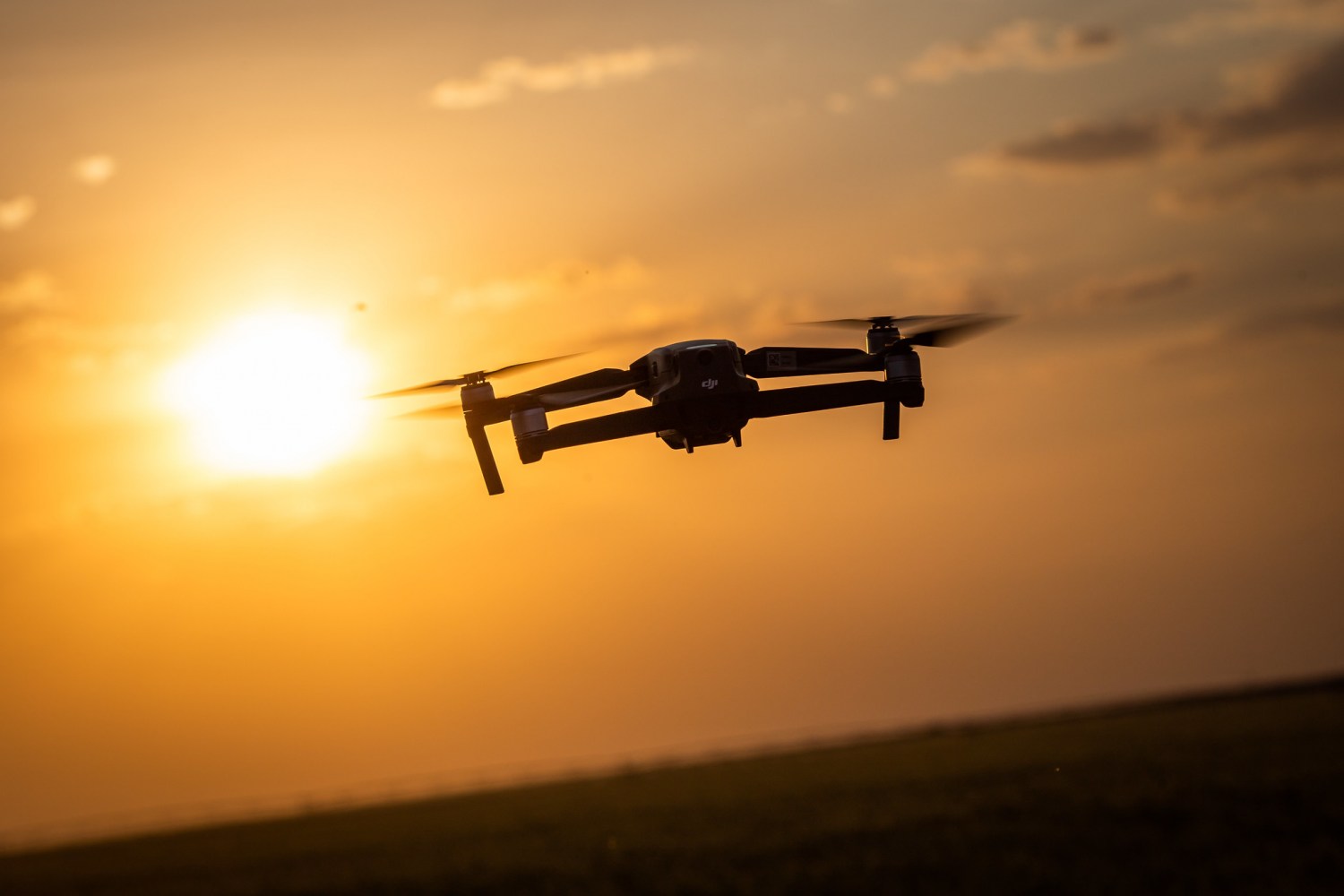 Tecnologia no campo. Drone em plantação de trigo