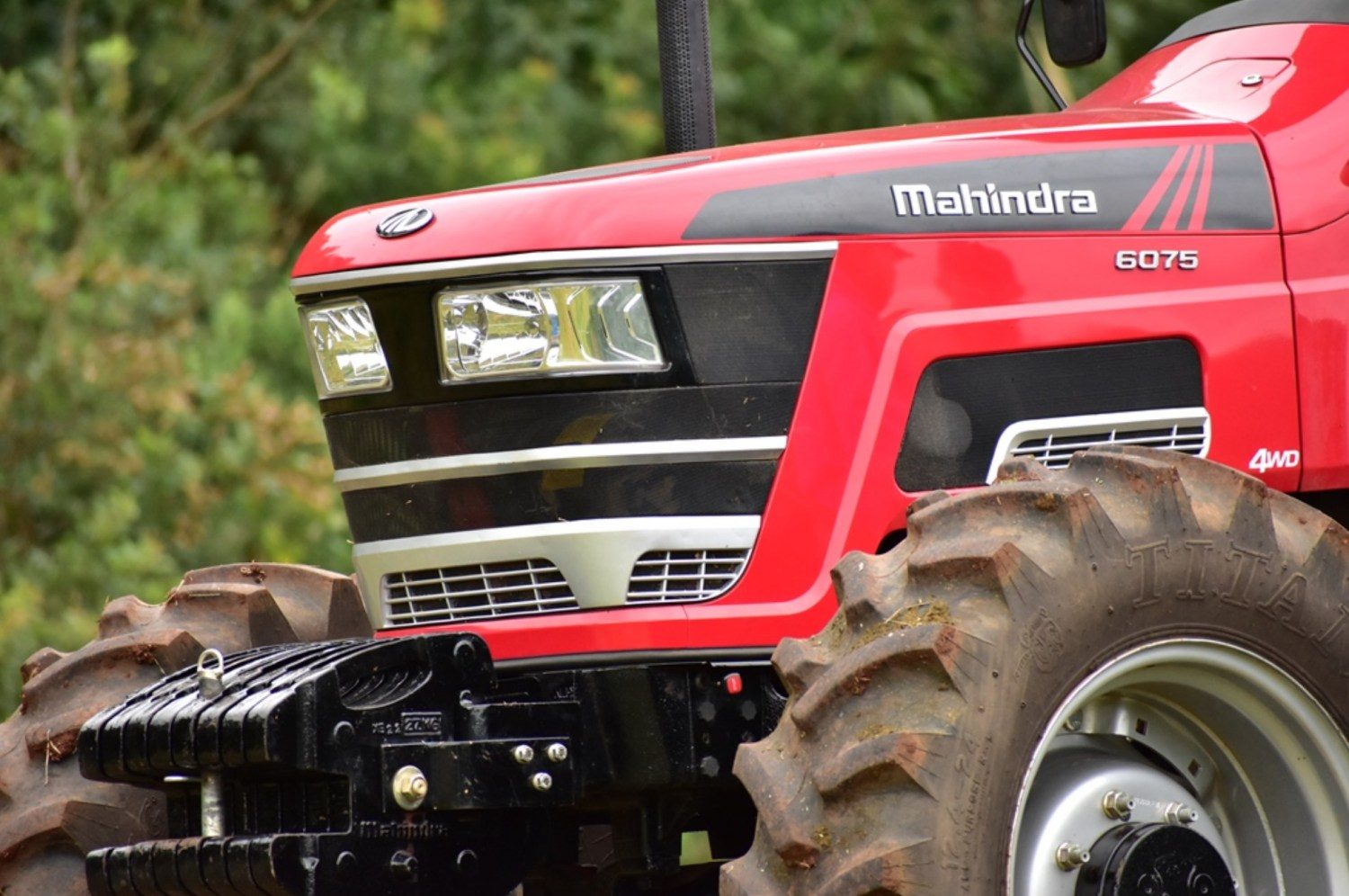 trator mahindra frente