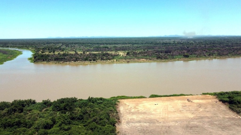 Local onde será construída a ponte sobre o Rio Paraguai,ligando Porto Murtinho (MS) a Carmelo Peralta (Paraguai)