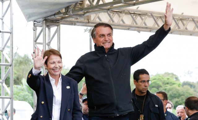 acenando para plateia ministra tereza cristina e jair messias bolsonaro presidente acenando para plateia ministra tereza cristina e jair messias bolsonaro presidente