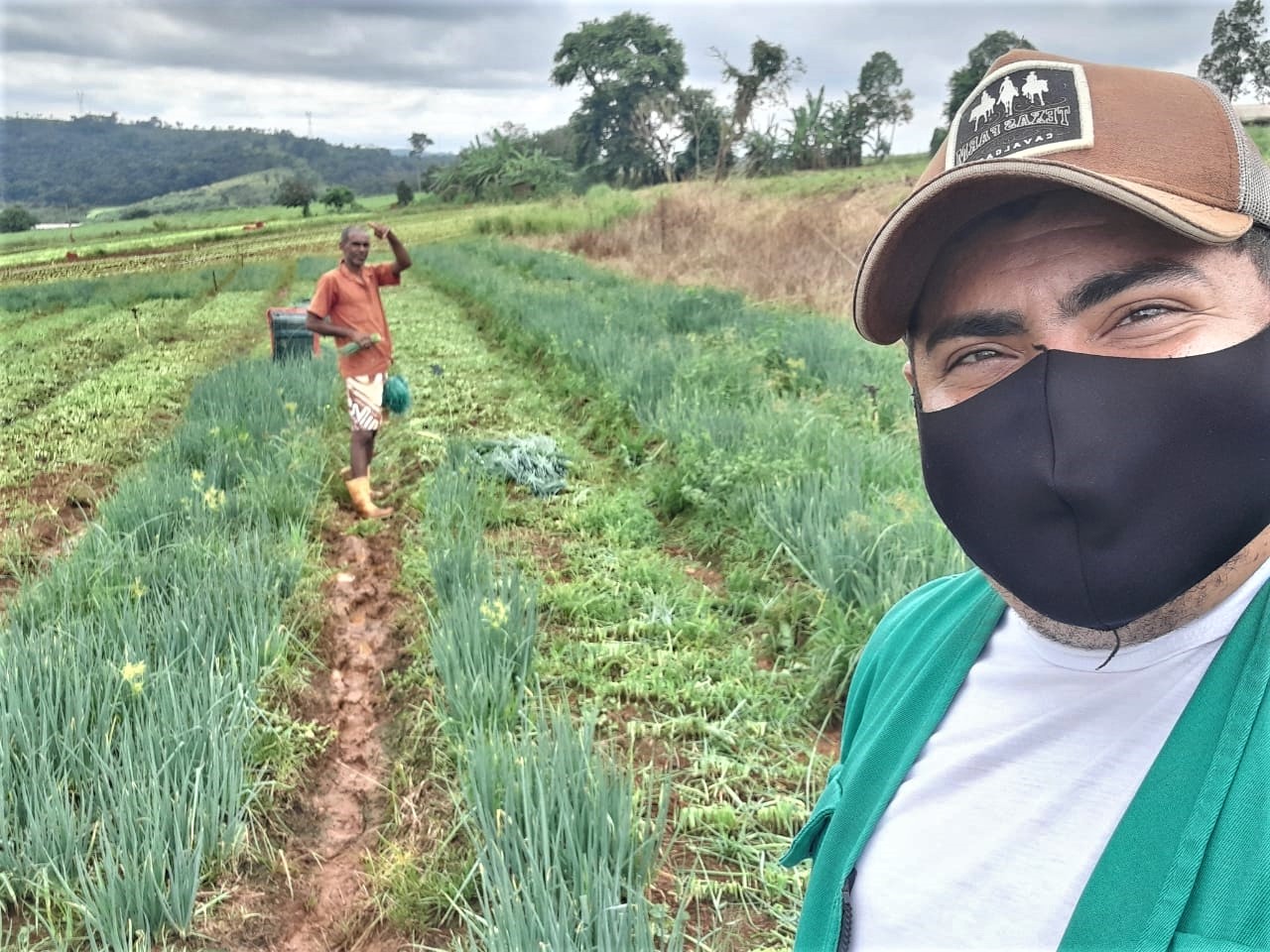 O produtor Gilberto Ferreira e o técnico de campo Anderson Oliveira - fazenda é atendida em Mário Campos