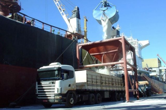 181126-fertilizante-caminhao-navio