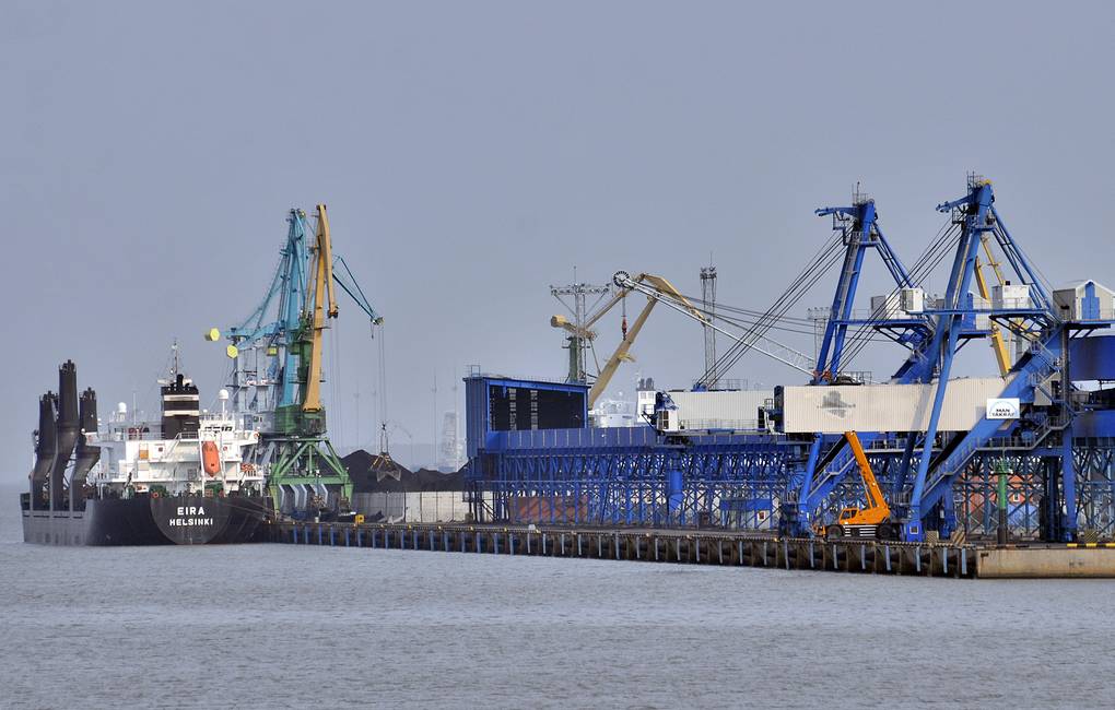 ITAR-TASS: LENINGRAD REGION, RUSSIA. SEPTEMBER 20, 2012. Coal piles and cranes in the Ust-Luga commercial sea port on the Baltic Sea. (Photo ITAR-TASS/ Yelena Palm)  Россия. Ленинградская область. В морском торговом порту Усть-Луга. Фото ИТАР-ТАСС/ Елена Пальм