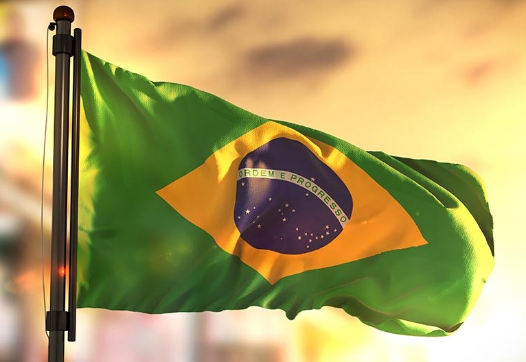 bandeira do brasil - brasileira flamejando