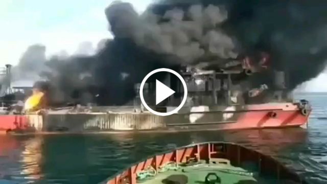 navio atingido por míssil