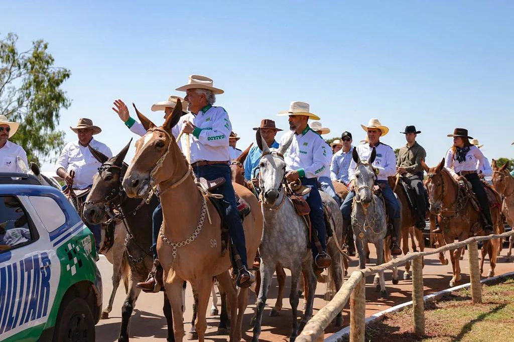 Deputado Amauri Ribeiro - lançamento do Passaporte Equestre, projeto de nossa autoria no maior encontro de muladeiros do Brasil