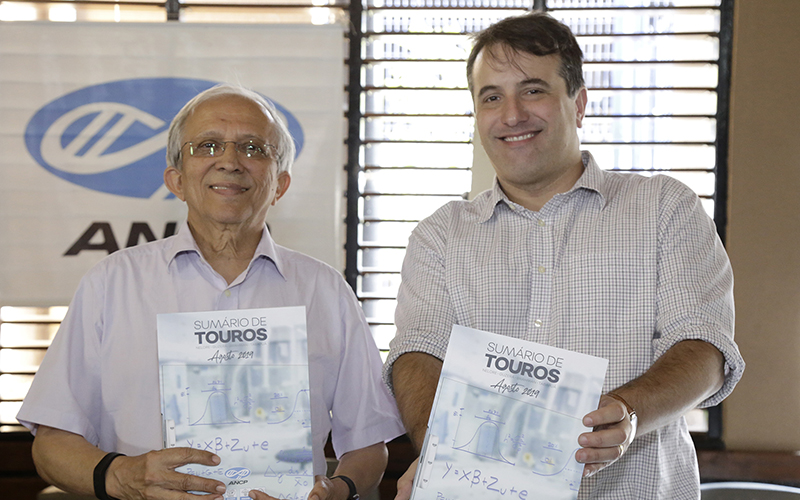 Foto/legenda: Raysildo Lôbo e Fernando Baldi durante lançamento do Sumário de Touros ANCP 2019