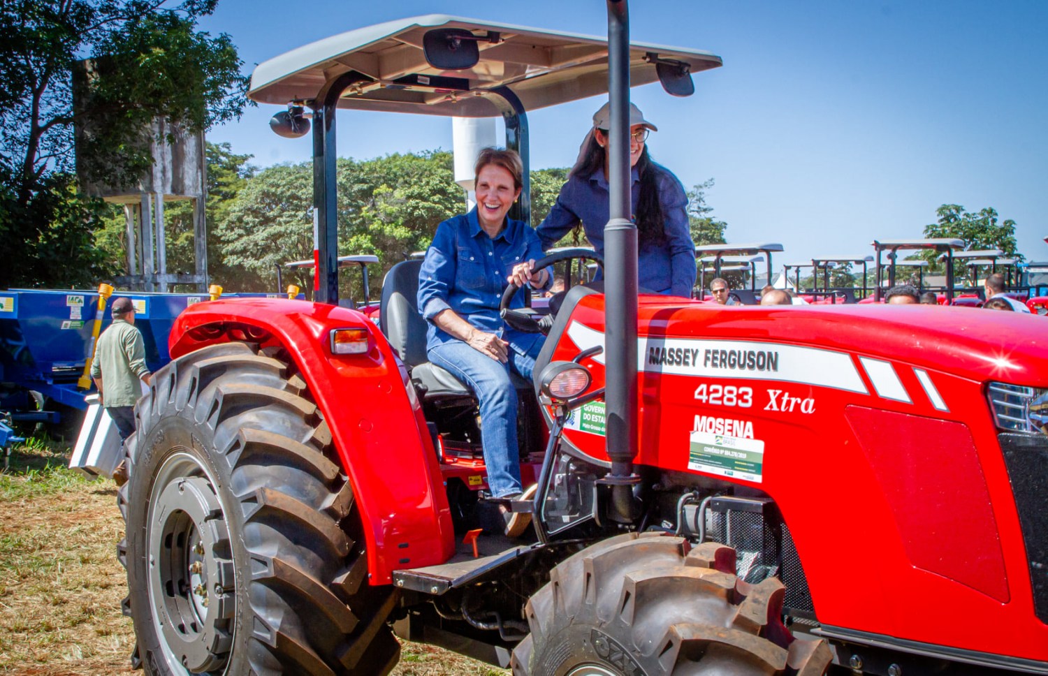 tereza cristina no trator massey ferguson