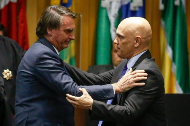 Descrição Presidente Jair Bolsonaro (PL) e ministro do STF Alexandre de Moraes se cumprimentaram na solenidade do TST nesta quinta-feira — Foto: Sergio Lima / AFP