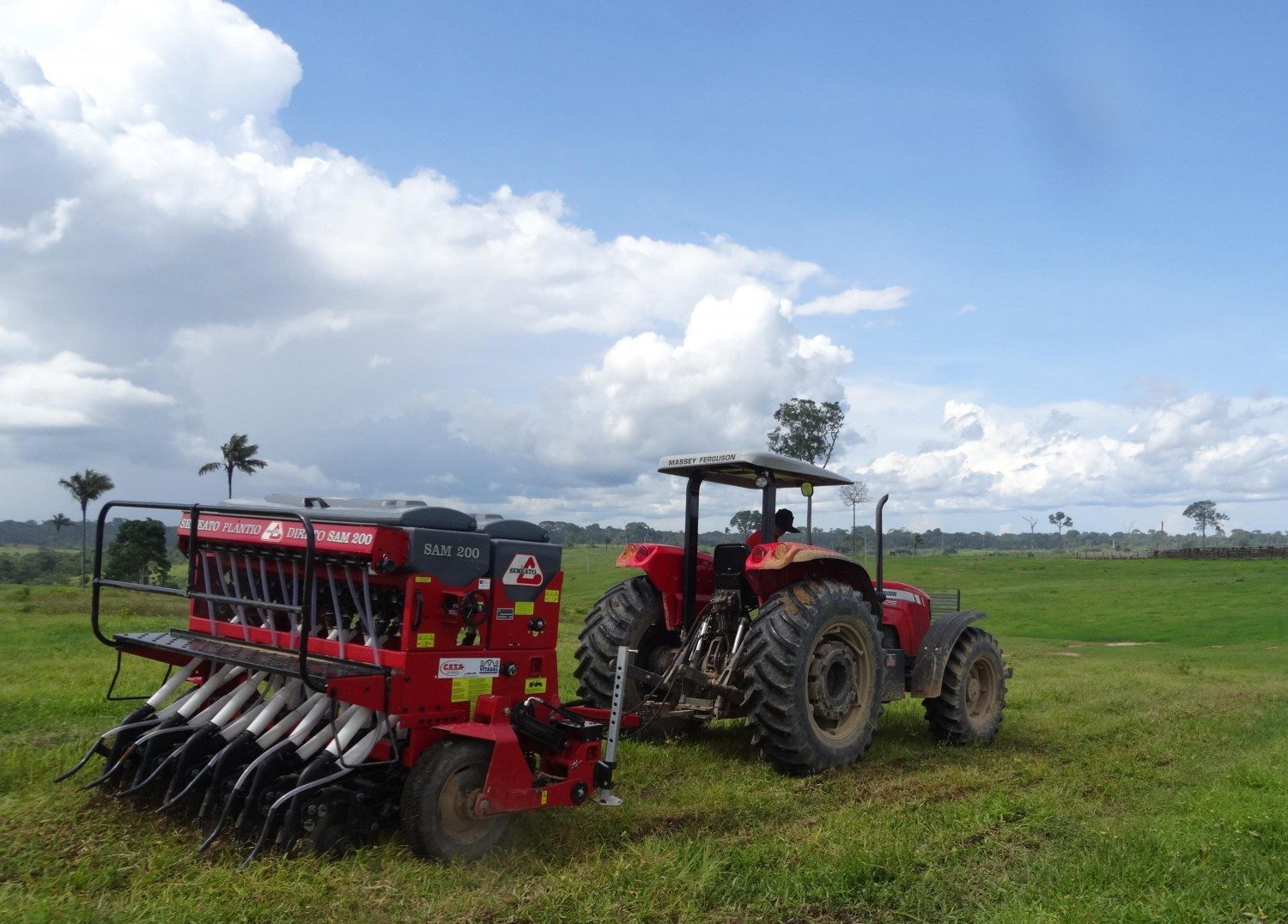 Sobressemeadura de pastagem na Amazônia - plantadeira de capim