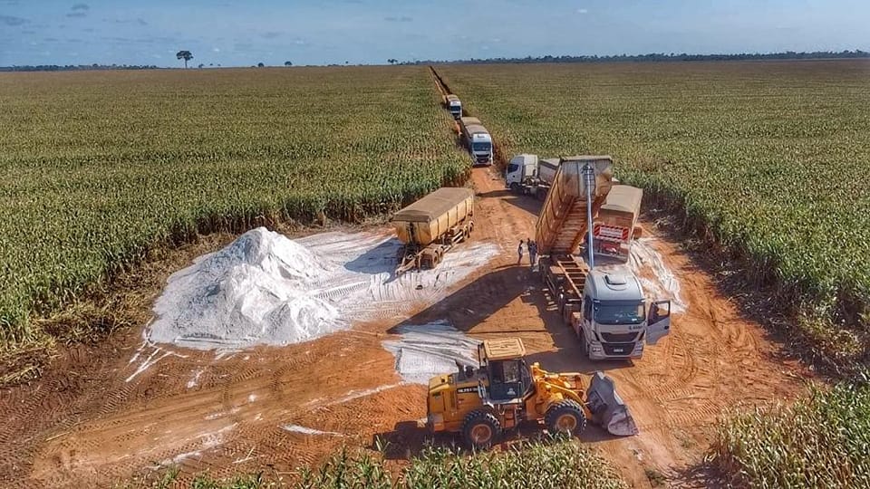 descarregamento de calcario em lavoura - caminhao