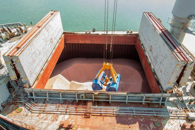 descarregando navio no porto - graos ou fertilizantes descarregando navio no porto - graos ou fertilizantes