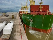 Porto de Itaqui - carregamento de navio cargas