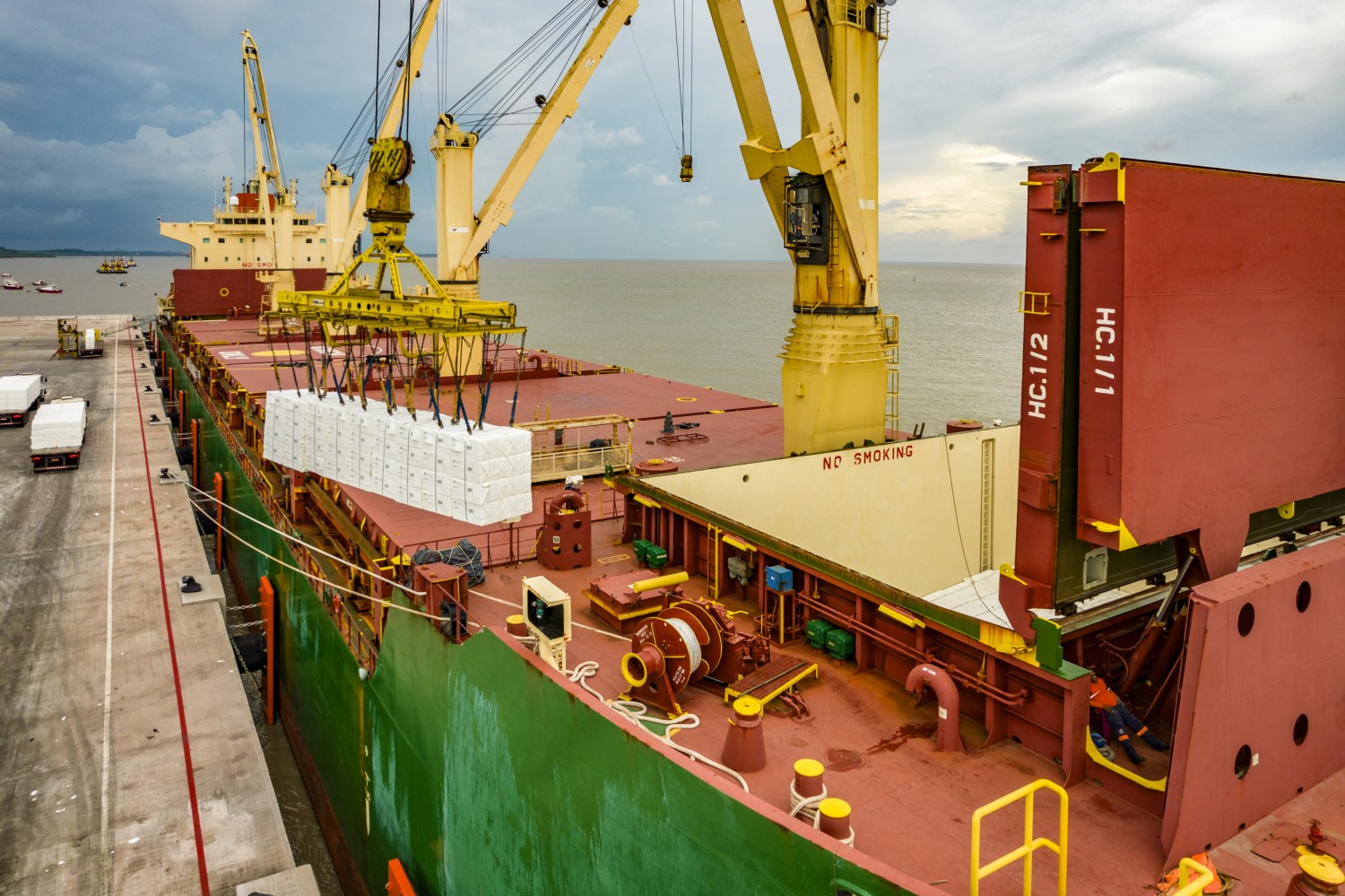 Porto de Itaqui - carregamento de navio cargas