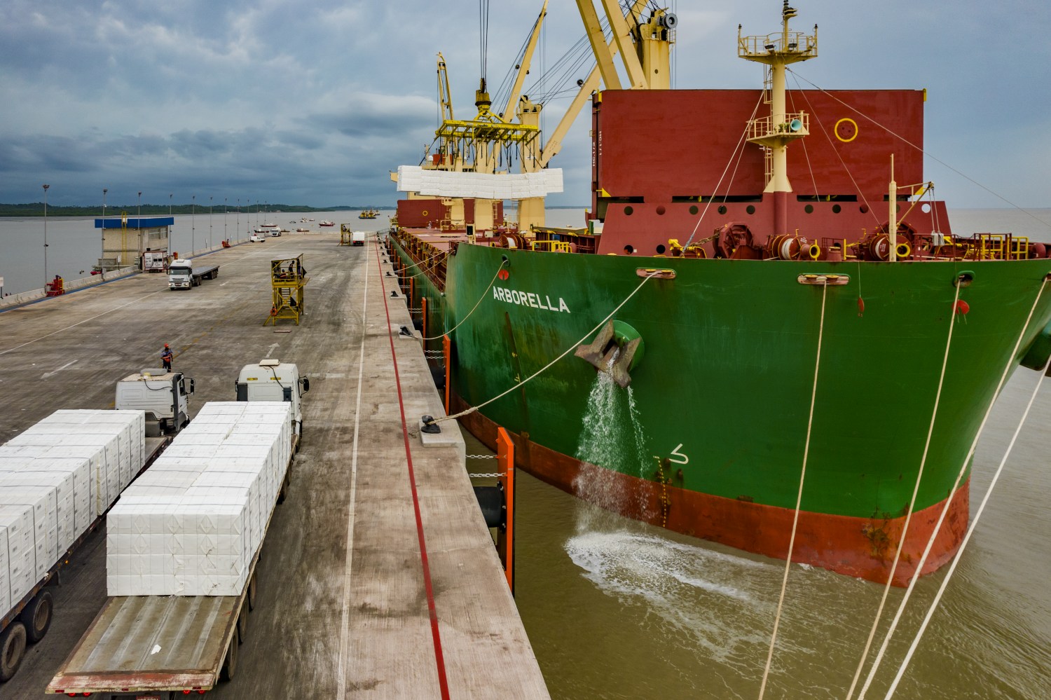 Porto de Itaqui - carregamento de navio cargas