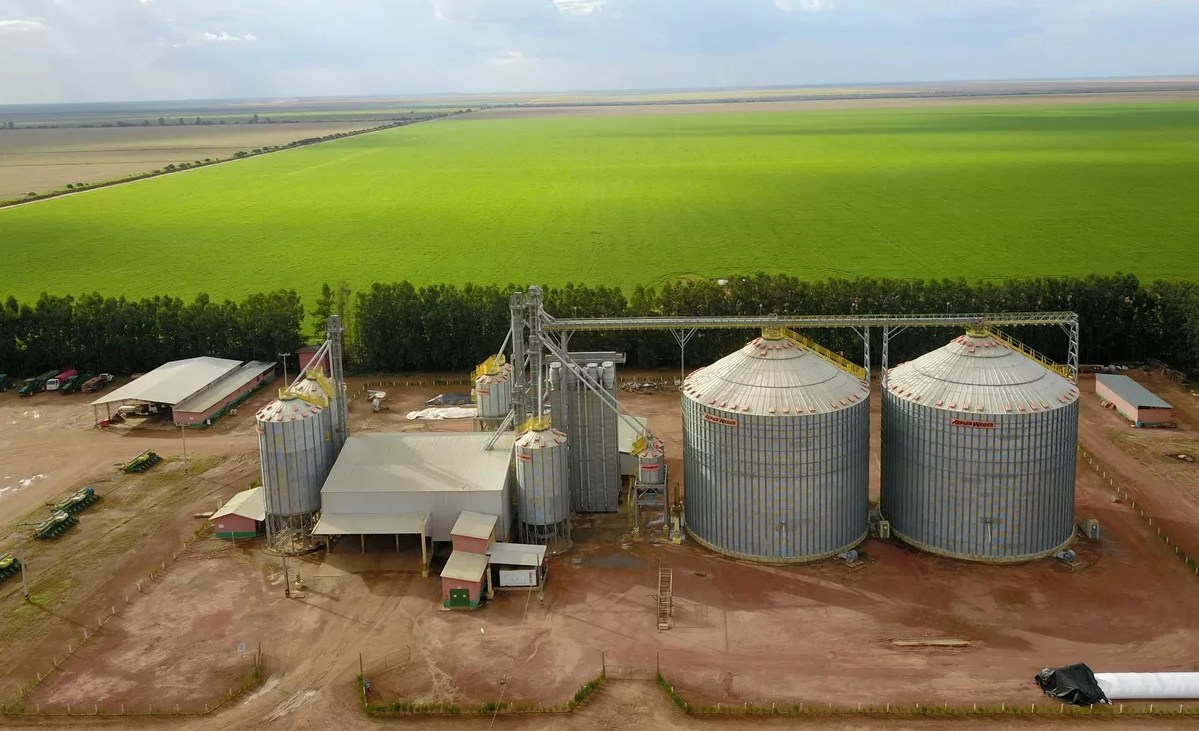 fazenda de agricultura com silos de armazenagem - fotao