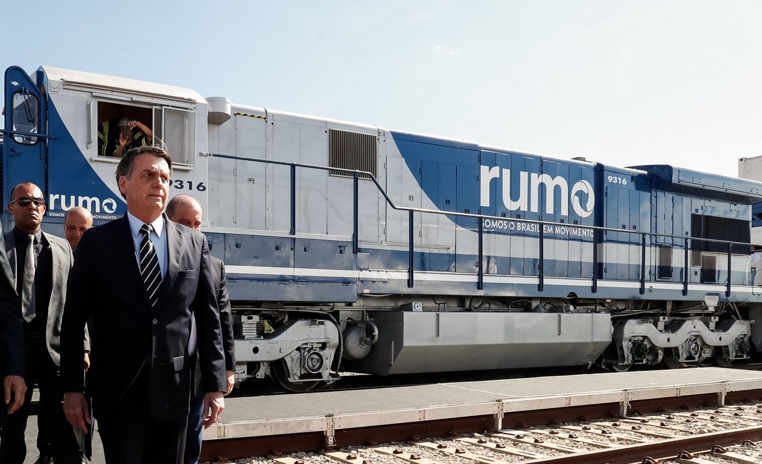 jair bolsonaro e tarcisio de freitas 2 dentro de maquina de modal ferroviario