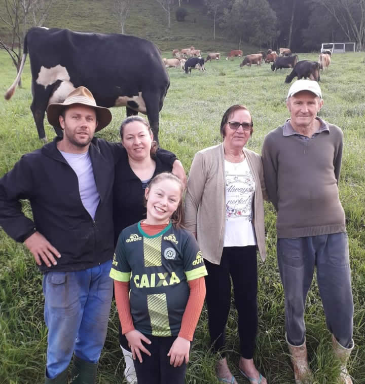 Sandro Sari com a esposa Janice, a filha Shamili Vitória, Olide e Inês.