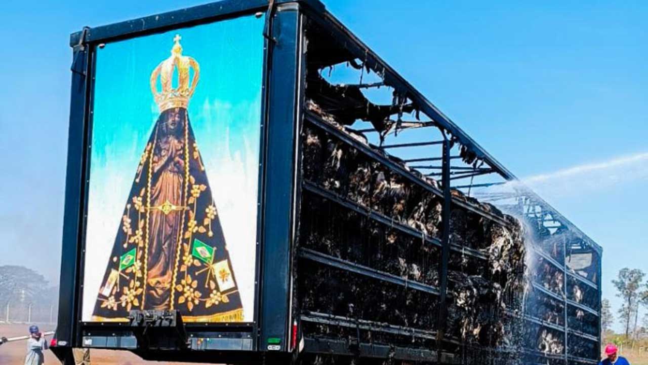 Carreta queima e só sobra painel de Nossa Senhora Aparecida